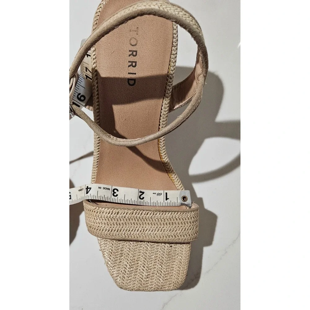 Torrid Beige Woven Straw Block Heel Sandals Square Toe Wide Width 8.5W